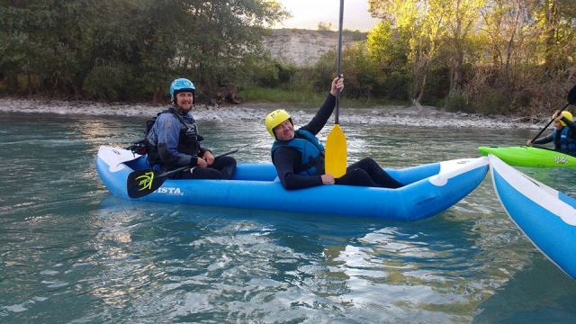 Momento de descanso duranle la actividad de canoa-balsa