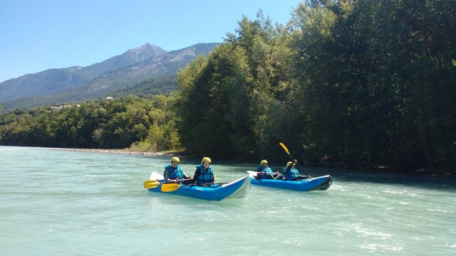  Momento de relax en una canoa inflable en los Alpes 