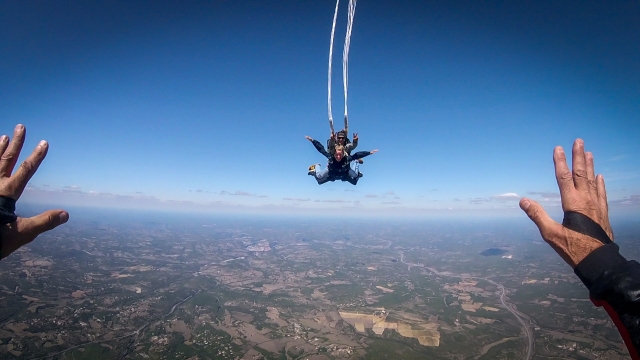  Abrir el paracaídas duranle el salto tándem 
