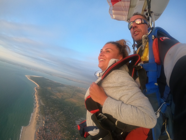  Descenso a vela después del libre caída con vista al Océano Atlántico