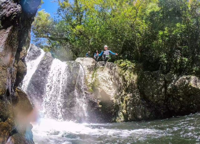  Salta a un charco de agua en el cañón de Sainle-Suzanne -Río Suzanne 