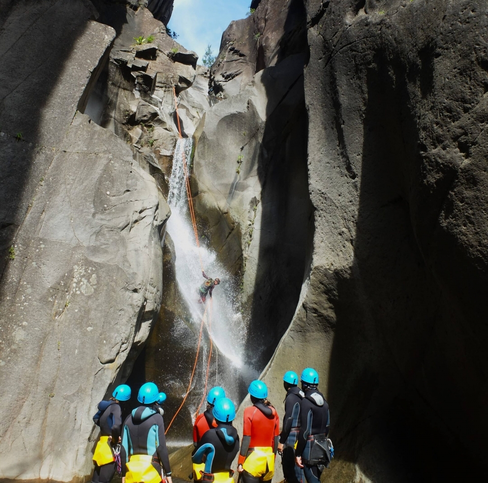  Rappel durante su media jornada de barranquismo 