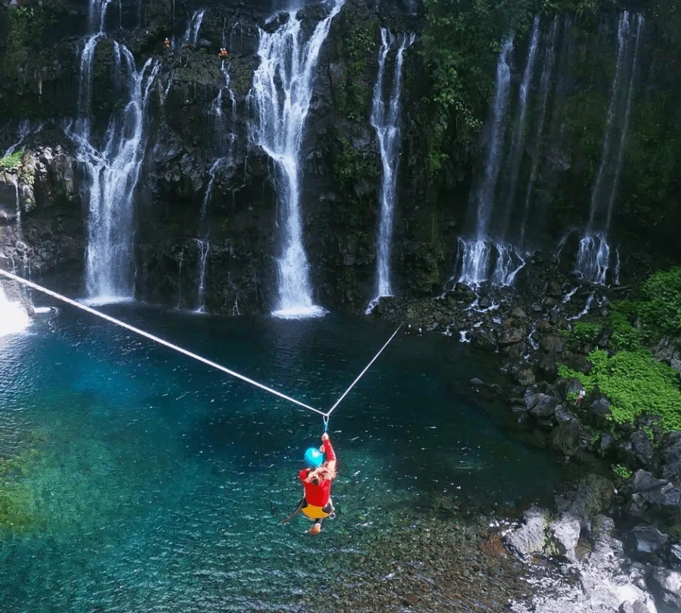  Pasaje en tirolesa con una vista impresionante del cañón 