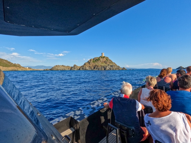 Admiración de los panoramas corsos en barco 