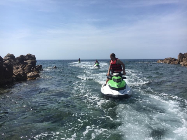  Instructor de jet ski realizando la excursión con su grupo