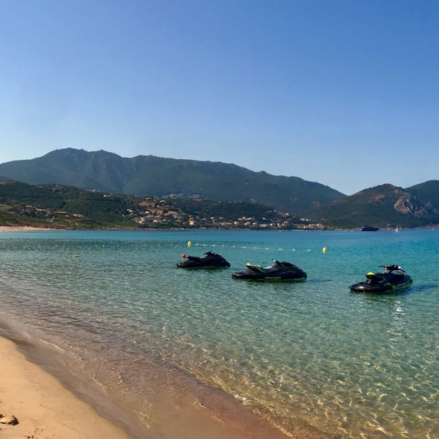  Nuestras jet skis están esperando su llegada 