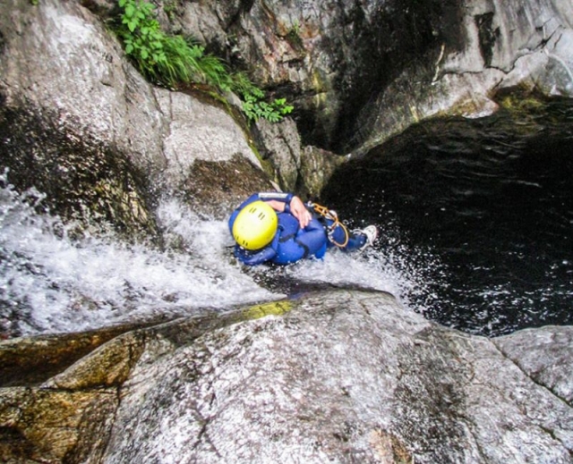 Tobogán natural sin fin del cañón de los Pirineos orientales Tobogán natural sin fin del cañón de los Pirineos orientales