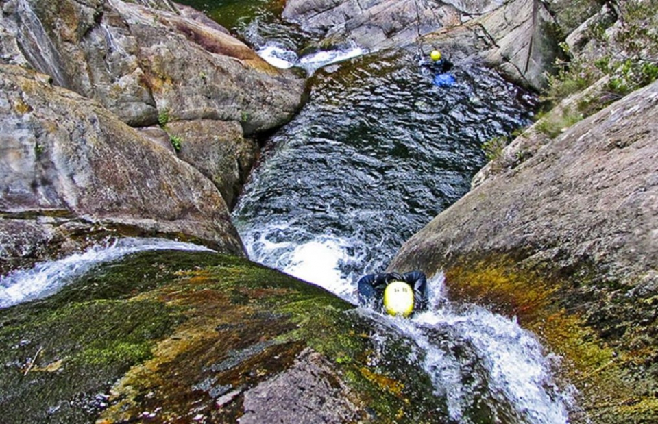 tobogán de roca en un entorno fantástico tobogán de roca en un entorno fantástico