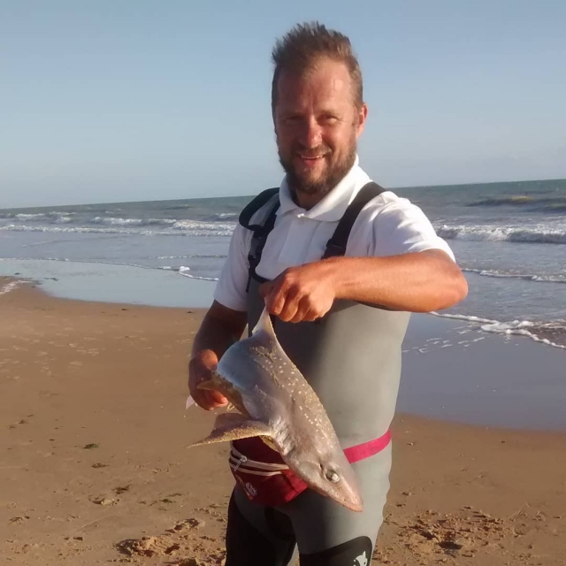 Curso de pesca en una playa