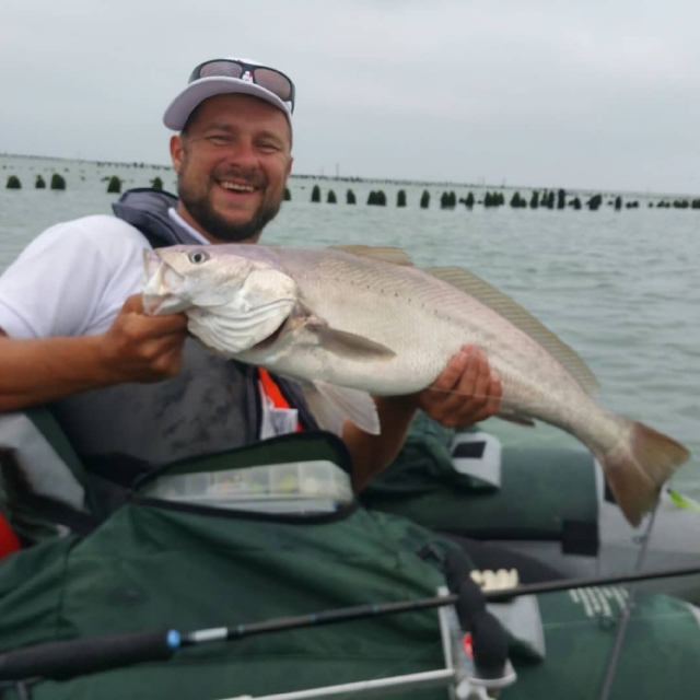 Su instructor le da las técnicas de pesca adaptadas a su nivel