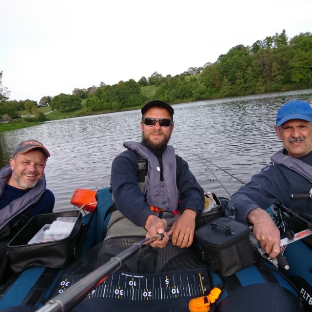 El instructor le lleva al lugar de pesca