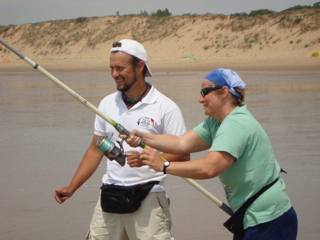 Práctica de lanzamiento duranle el curso de pesca para adultos