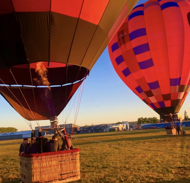  El globo aerostático es a punto de despegar 