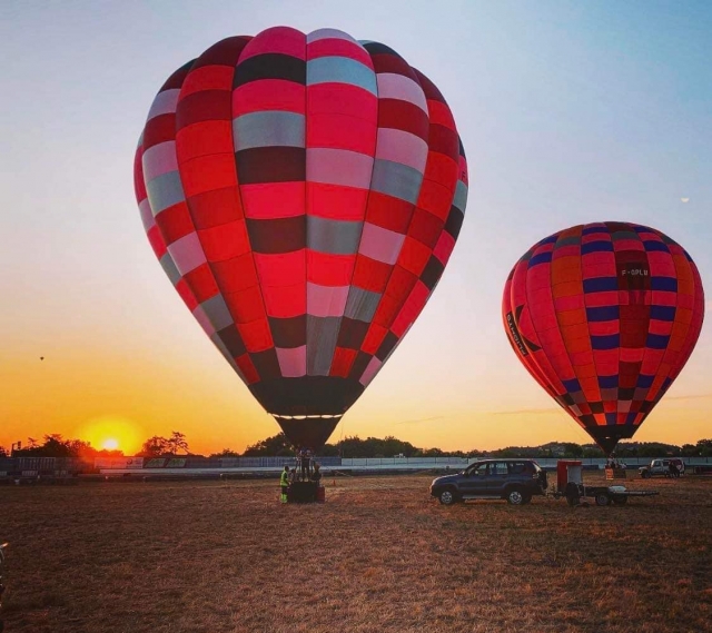  Despegue del globo aerostático al amanecer