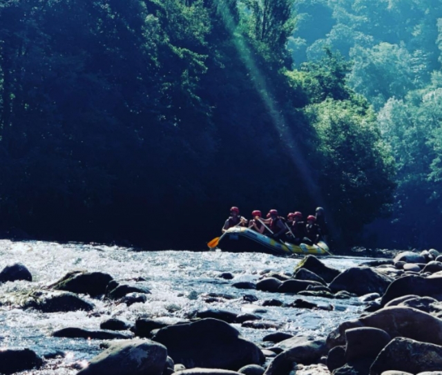  En barco para divertirse haciendo rafting 