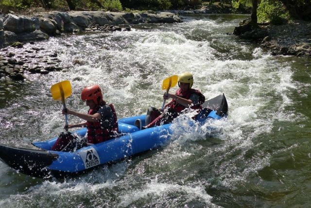  Cano-raft en un rápido de la Nive 