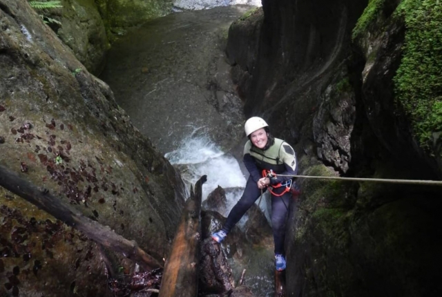  Barranquismo, descenso de una cascada 