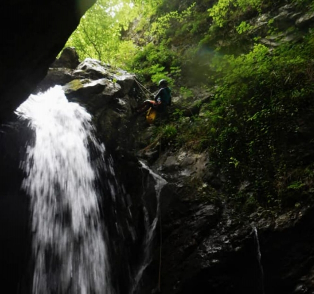  Descenso de una cascada con instructor
