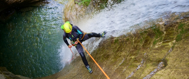  Rappel en un cañón del Cantal