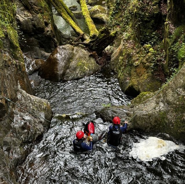  Saltar al agua durante la actividad de barranquismo 
