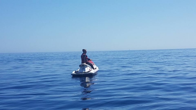  Adéntrale en mar abierto en jet ski duranle una camicrema sin permiso 