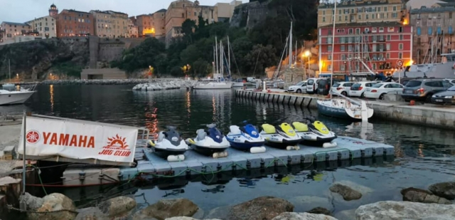Puerto antiguo de Bastia, el templo de las jet skis 