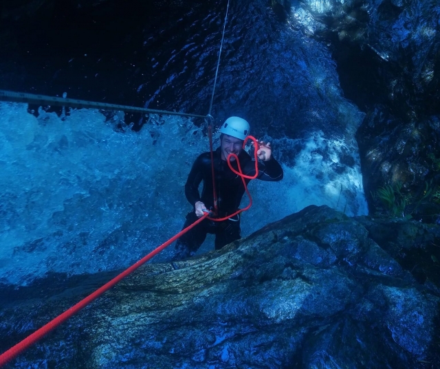  Rappel en un cañón de Cantal 
