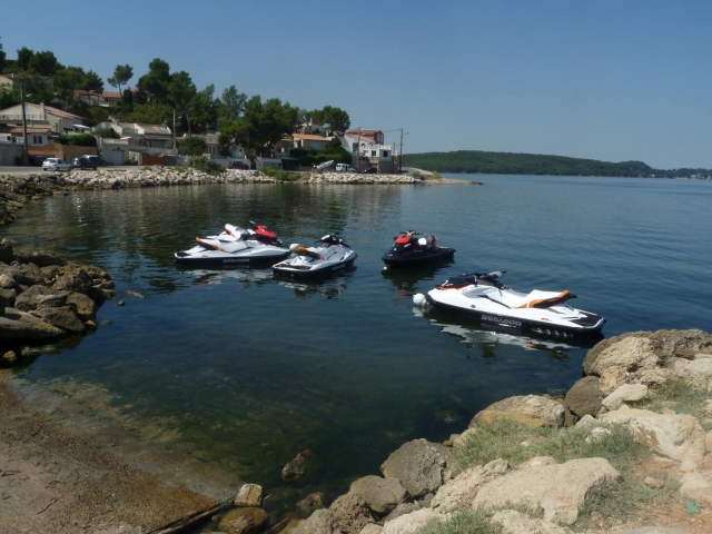  Nuestras jet skis le esperan 