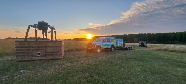  Preparando el globo al atardecer 