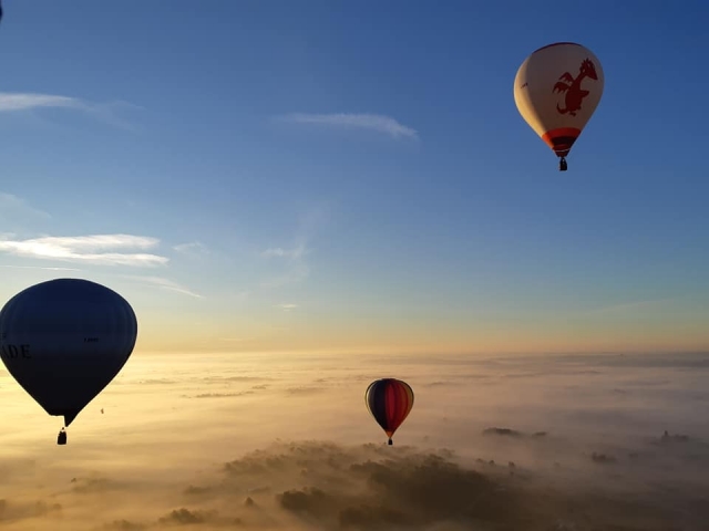 Magnífica vista desde nuestro globo aerostático, en el suresle de Francia 