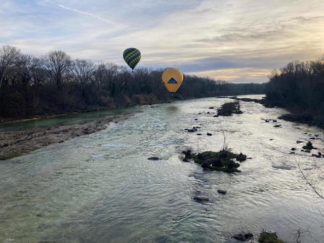  Dos globos aerostáticos en vuelo libre para El doble de diversión 