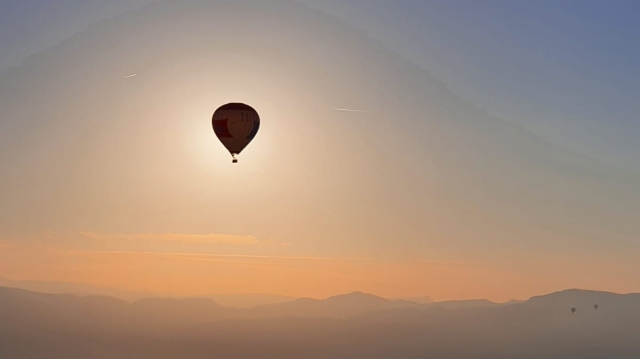 Vuelo en globo aerostático en un cielo magnífico 