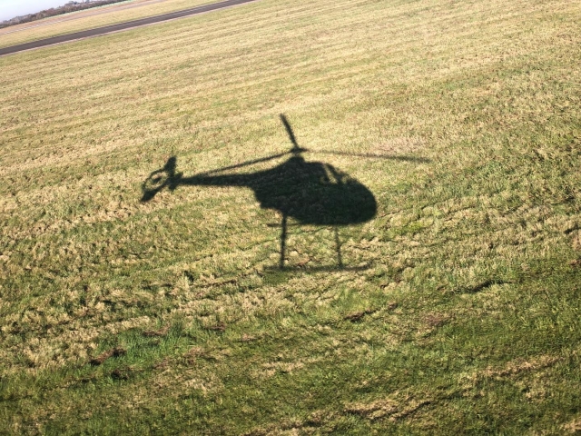  Vuelo en helicóptero en un día soleado 