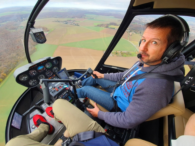  A los mandos del helicóptero