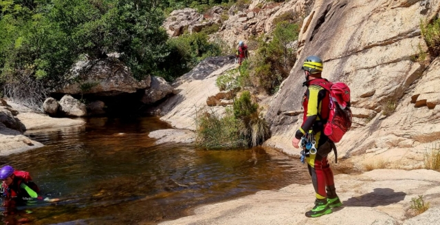 Cruzar el río en barranquismo 