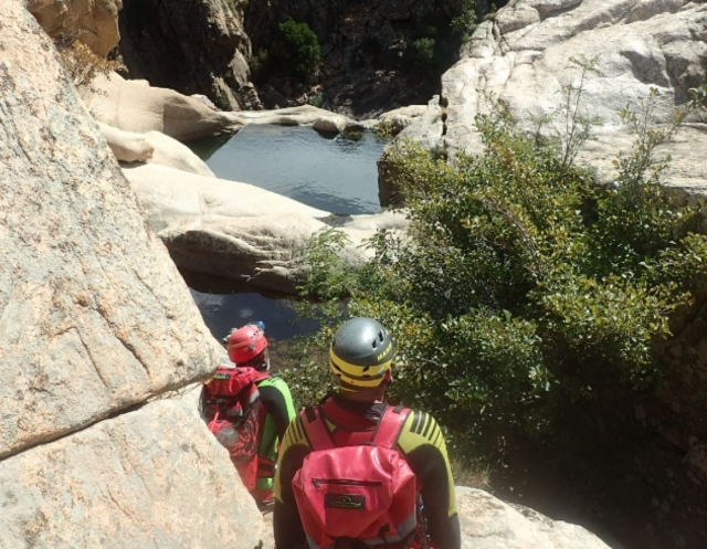  Piscinas naturales duranle una excursión de barranquismo en Isola 