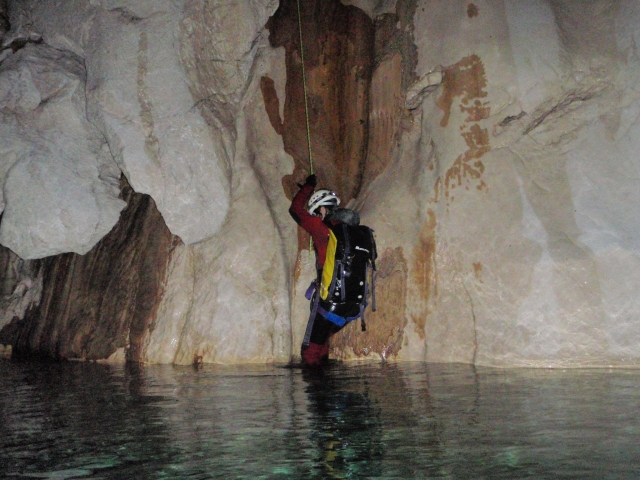  Rappel en el agua en el cañón de Riolan 