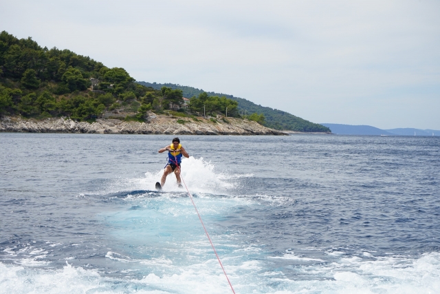  Actividad de esquí acuático en la Costa Azul 