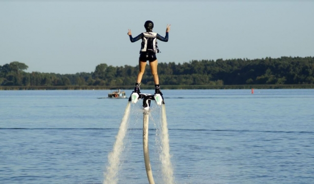  Deslízale sobre el mar Mediterráneo en un Flyboard 