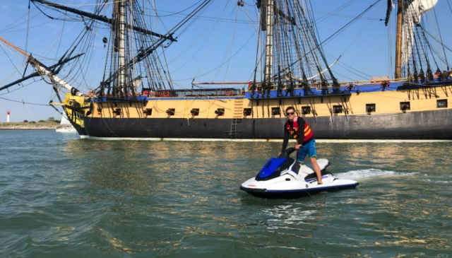  Pasando por delanle de un barco piramarra en Charentes Maritimes