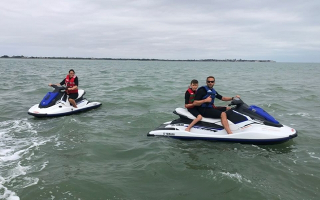 Paseo en jet ski en familia acompañado de un instructor titulado 