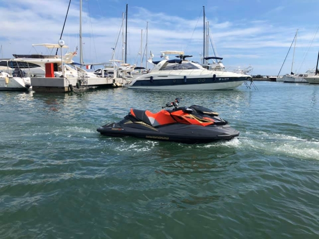  Jet ski con licencia obligatoria cerca de Cannes