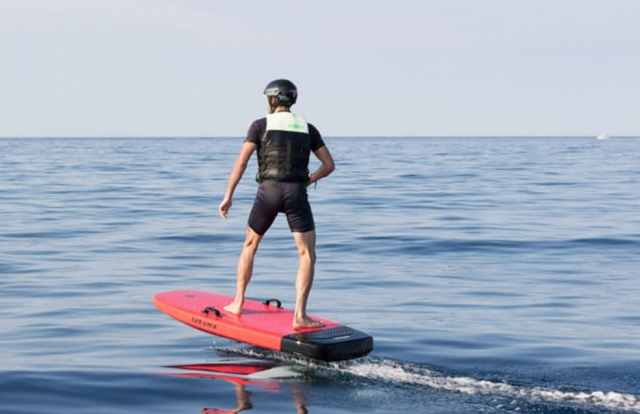  ¡Elige su tabla y surfea en aguas azules! 