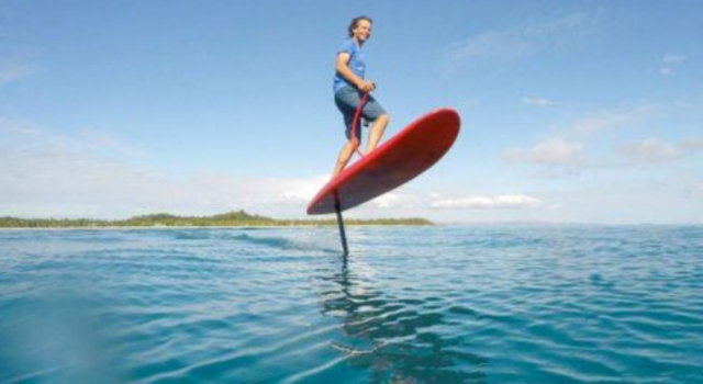 Disfruta de las olas del Mediterráneo sobre un e-foil 