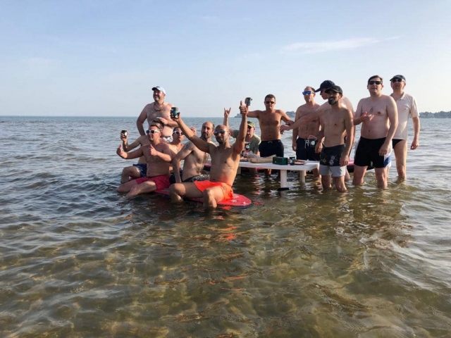  Disfruta de esle momento de compartir con amigos o familia 
