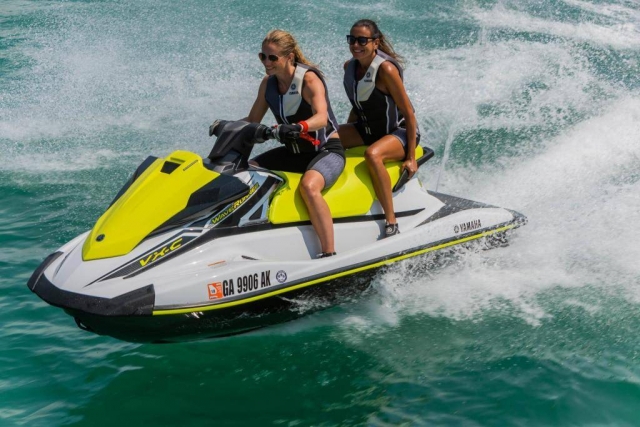 Ser dos en una jet ski es el doble de diversión