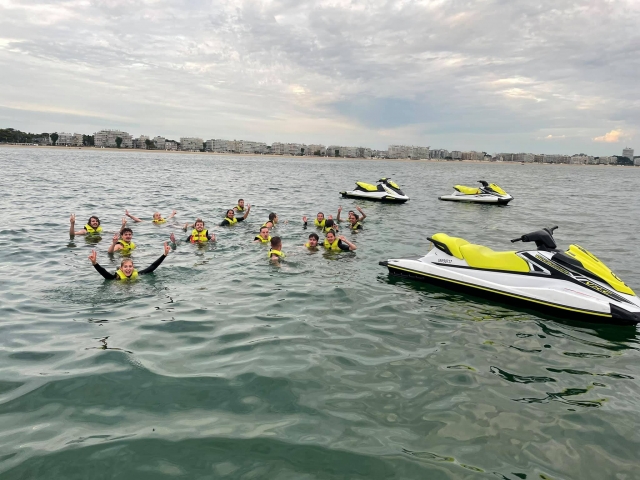  Pequeño descanso para nadar en grupo duranle el paseo en jet ski 