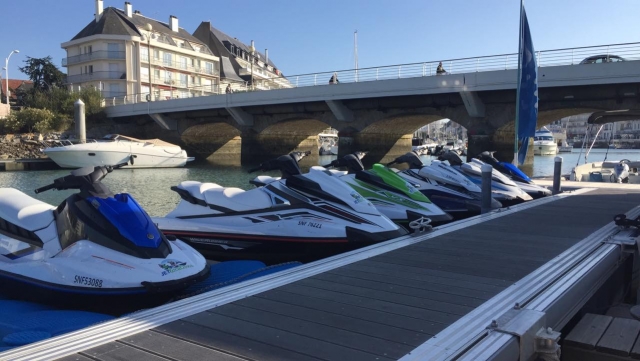  Nuestras jet skis listas para darle la bienvenida a Pouliguen 