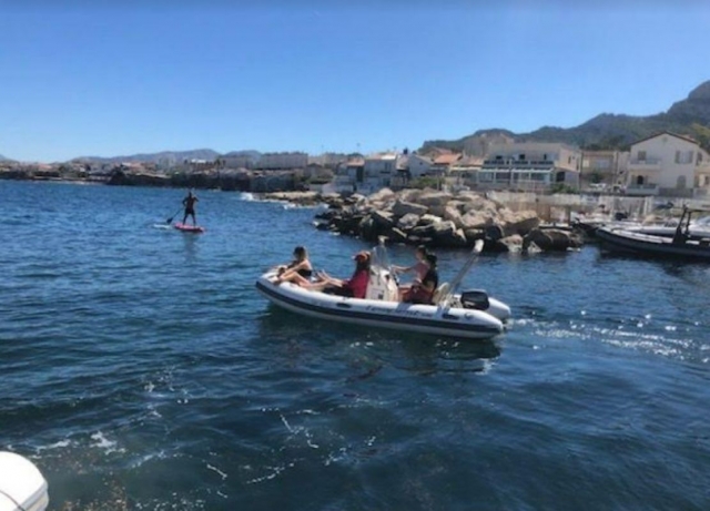  Disfruta un día soleado en nuestro barco
