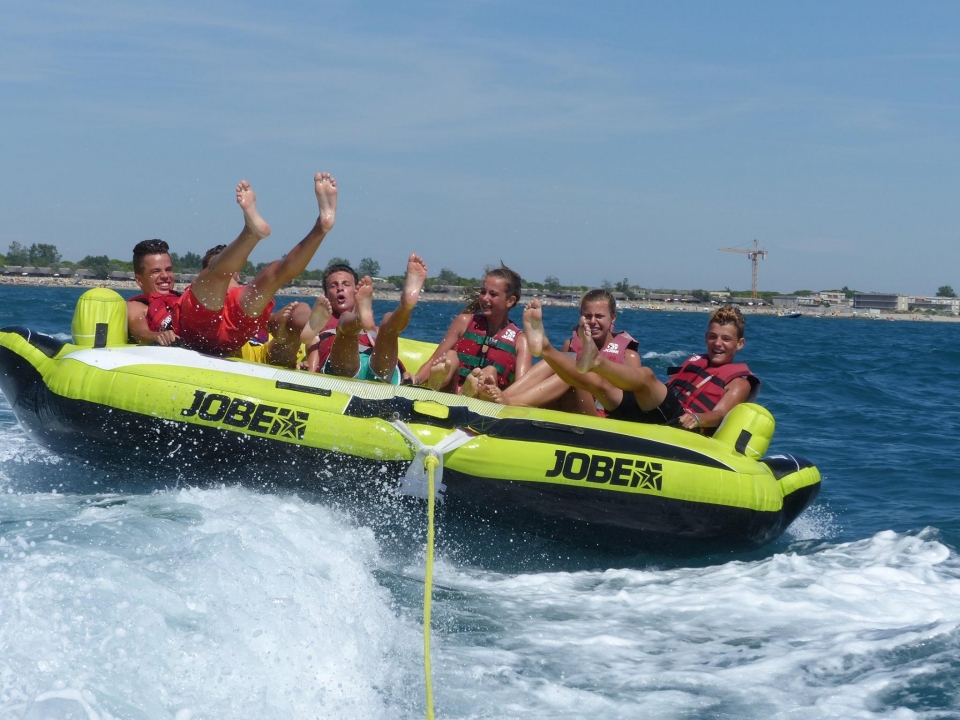  Intenta permanecer a bordo de la boya inflable 